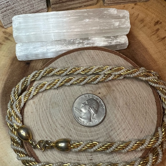 VTG| Trifari Spiral Gold Tone & Pearl Chain ✨🤍 - Picture 9 of 11